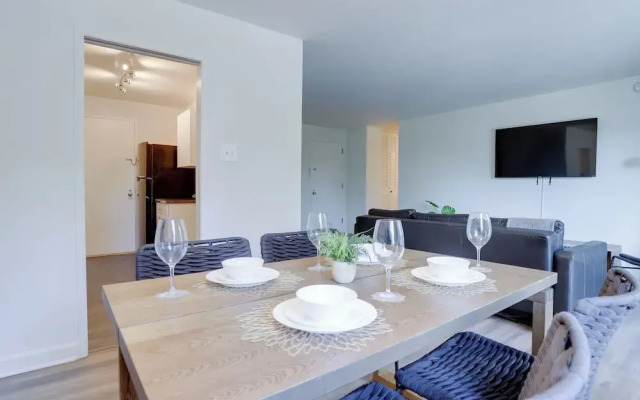 Contemporary Studio by Barton Park