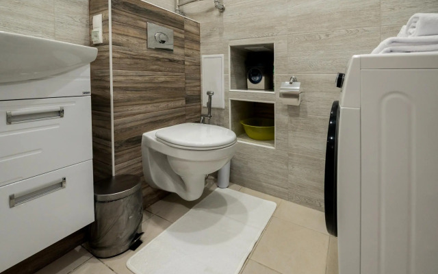 Abri Luxe on Revolution, 52B