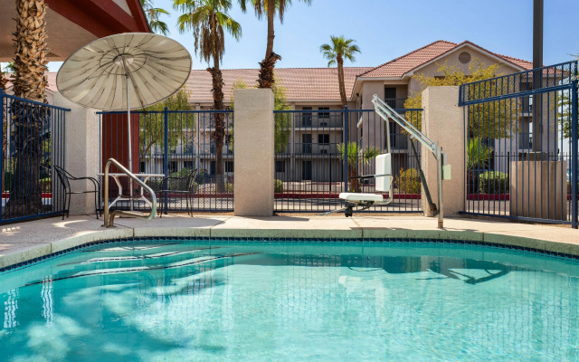 Days Inn by Wyndham Phoenix West