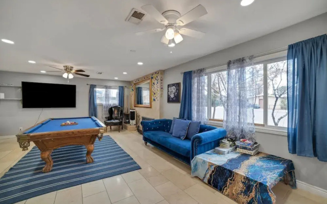 Vibrant In Vegas - 4 Bd With Shimmering Pool! 4 Bedroom Home by RedAwning