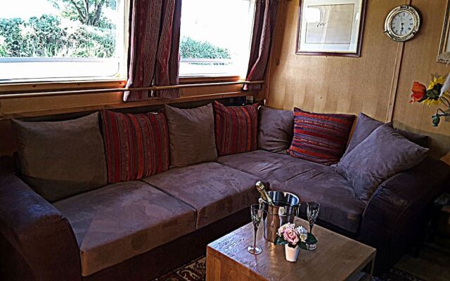Barge Beatrice cruises on the Canal du Midi