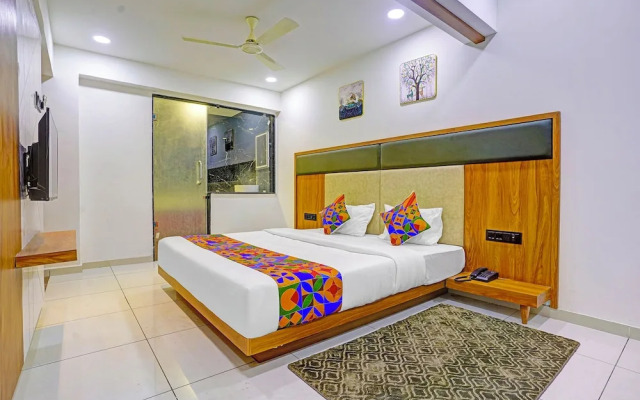 Fabhotel Royal Manor
