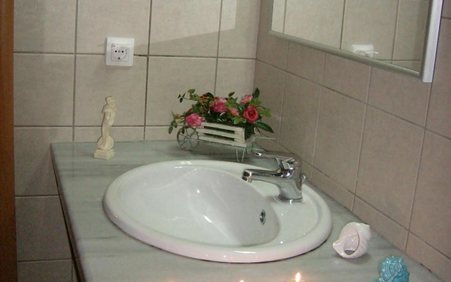 Sunshine Studios & Apartments