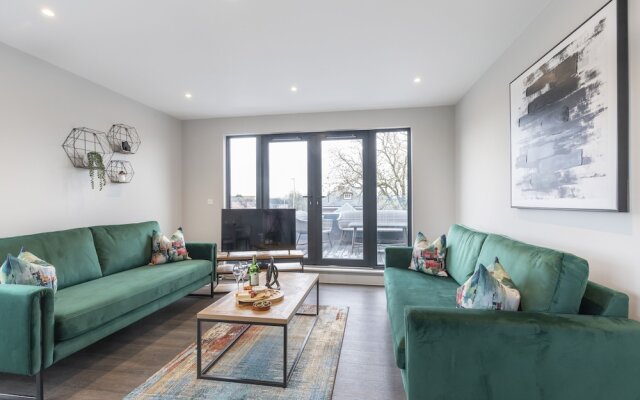 Elliot Oliver - Stunning 3 Bedroom Penthouse With Large Terrace And Parking