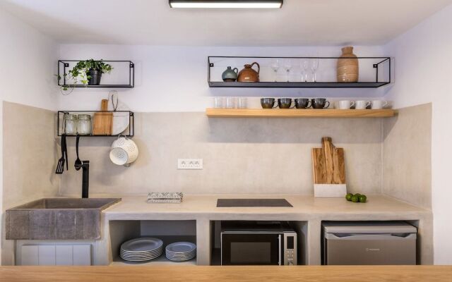 3 Caves by Caldera Houses