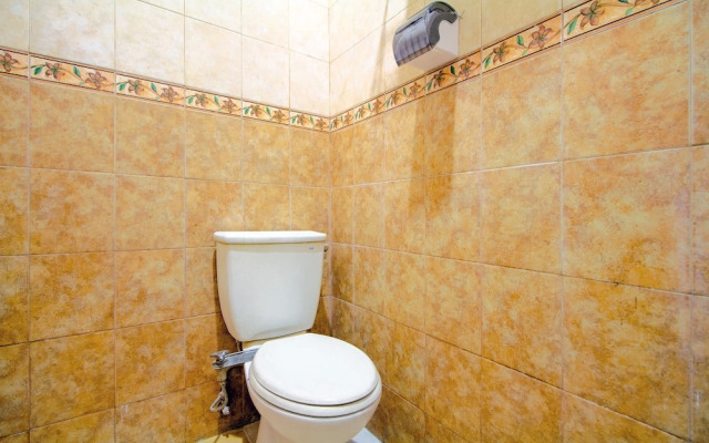 OYO 1770 Hotel Mawar Saron 2