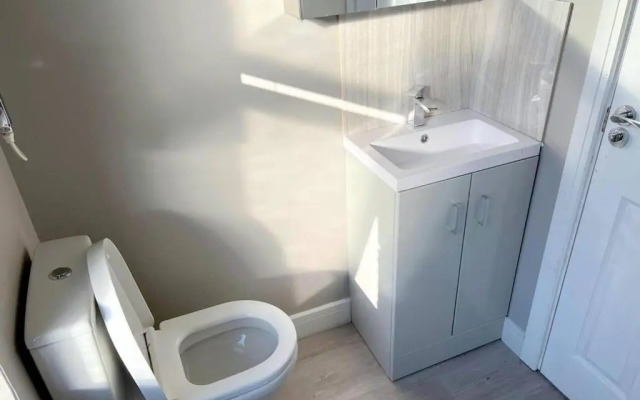 New 5-bed & 4 Bathroom House in Croydon