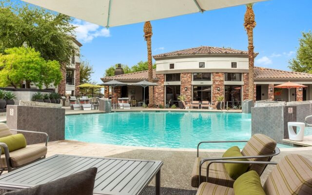CozySuites Glendale with pool  04 and 18