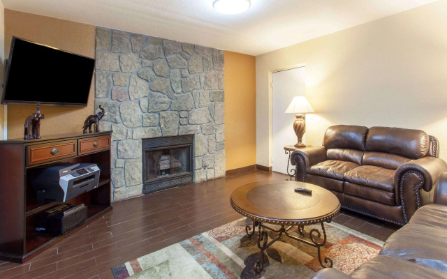 Clarion Inn & Suites near the Leconte Center Pigeon Forge