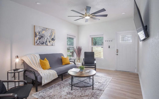 Vibrant 4br/3ba Oasis Near Happy Downtown!