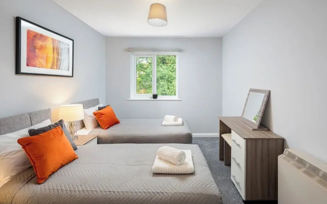 Modern 1-bedroom in Crawley With Free Parking