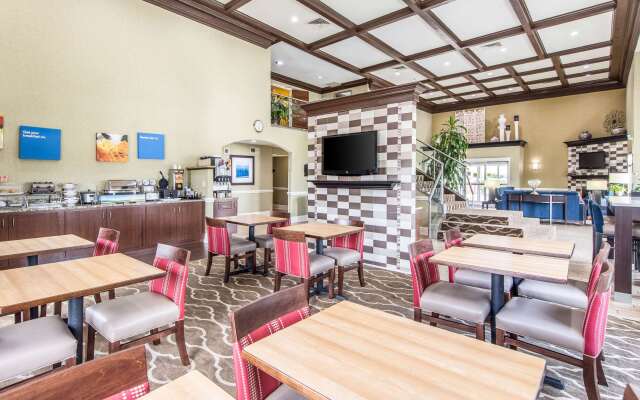 Comfort Inn & Suites Greenwood near University