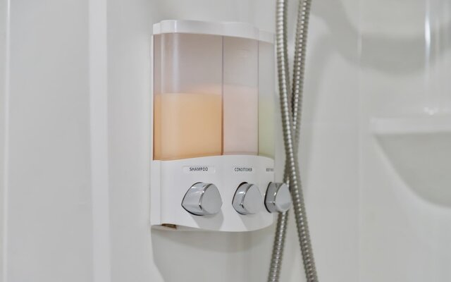 Chic Apt w Jacuzzi Pool BBQ Mountain Views