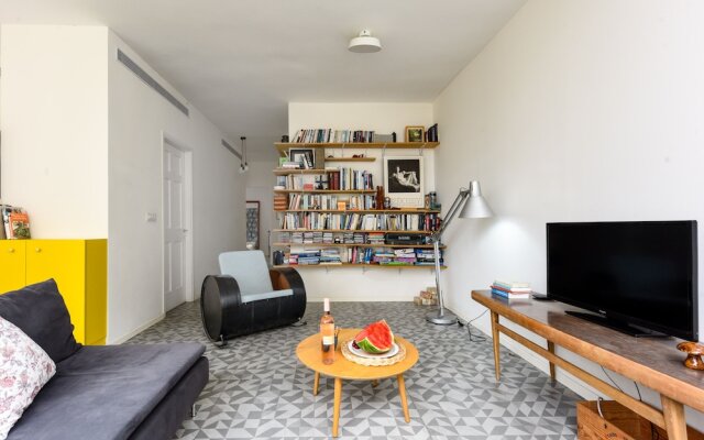 One of a kind Bright Modern and Central