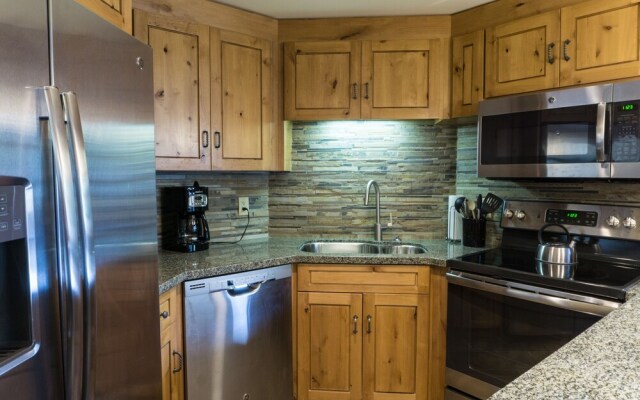 Luxury suite in the heart of Canyons Village by RedAwning