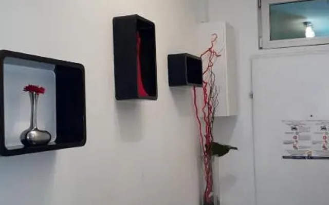 Vibrant Red Apartment I contactless Check-In