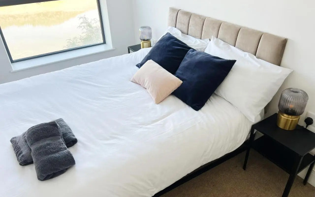 Stunning Riverside View Apartment, near Canary Wharf & O2