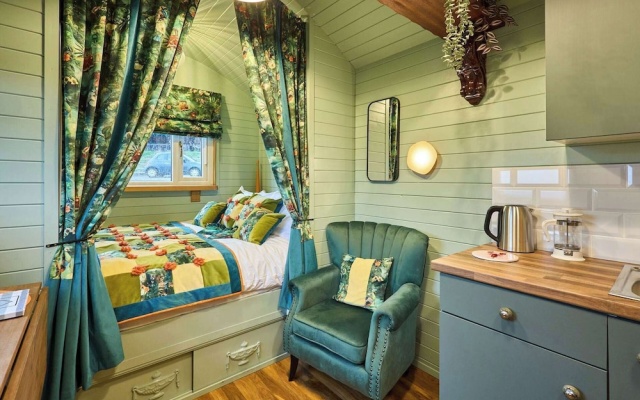 Host Stay Curlews Rest