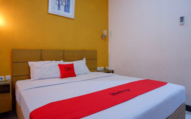 RedDoorz near Monumen Habibi Ainun