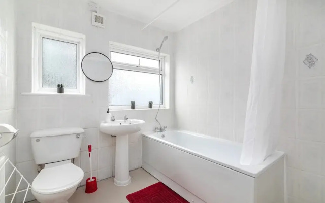Spacious 4-bedroom Family Home Near Wembley