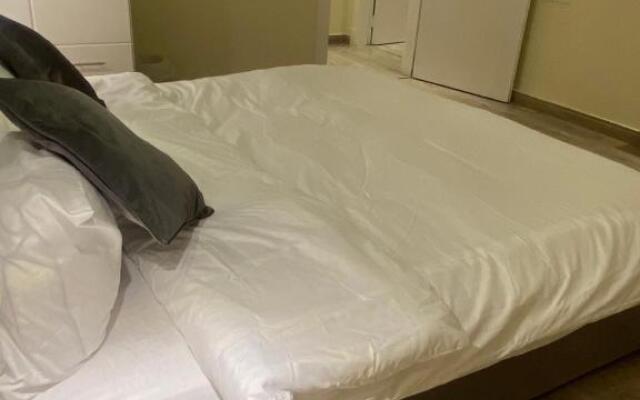 شقه جميله مودرن بغرفه نوم وموقف مجاني وموقع ممتاز