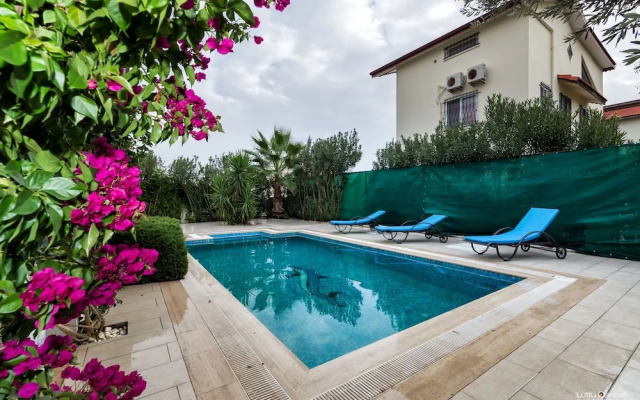 Villa Cona By Villatatilin