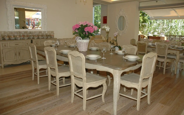 Drossia Lounge Studios & Gourmet Restaurant