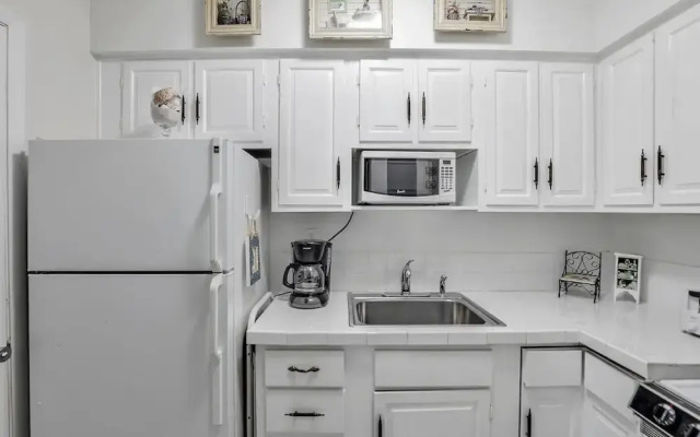 Idyllic Condo With Brief Walk to Beach and Restaurants