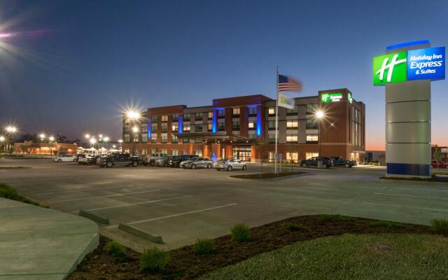 Holiday Inn Express & Suites Dodge City, an IHG Hotel