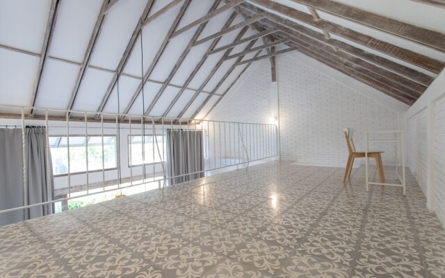 White Studio Villa