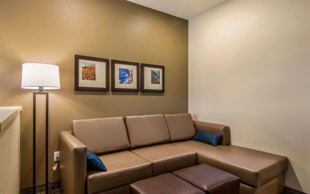 Comfort Suites Brunswick - Clevelend Southwest