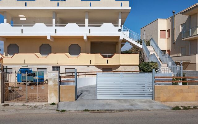 Pleasant Holiday Home in Donnalucata near Spiaggia Micenci