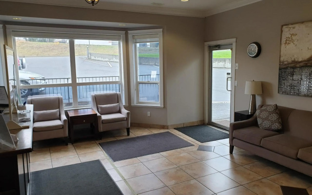 Riverland Inn & Suites