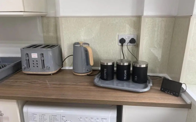 Birmingham - 4BR - Sleeps 9 - Parking - Garden