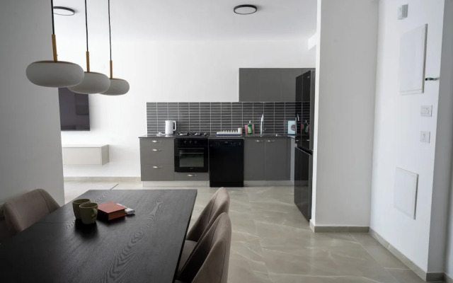 O&O - 2 BR Stylish & Modern Apartment