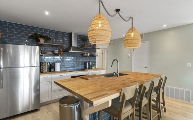 2BR Apt with Extended Deck Frontyard