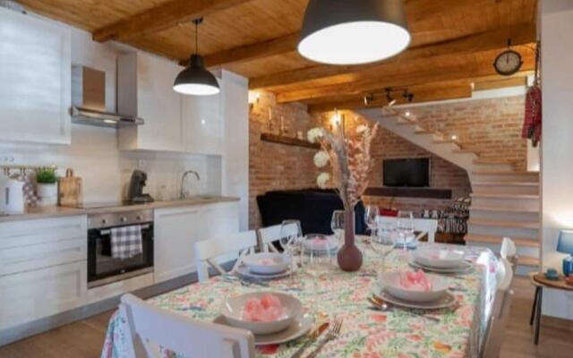 Adorable Holiday Home With Swimming Pool