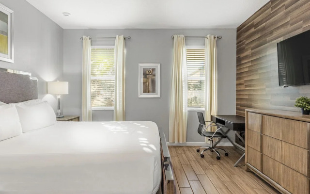 UpstaySpaciousHomePoolHotTubSleeps27