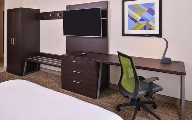 Holiday Inn Express & Suites Mall of America - MSP Airport, an IHG Hotel