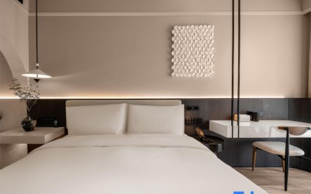 Treasury Deluxe King Bed Room (Smart Guest Control + Mobile Screen Casting + Mini Fridge) — фото 2