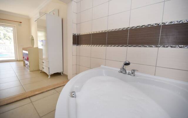 Villa Tema by Helaltatilvillari