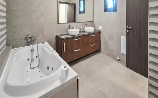 Luxury Rental Villa for 14 People