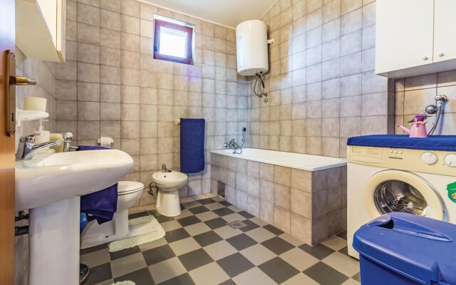 Beautiful Home in Vinkuran With Wifi and 2 Bedrooms