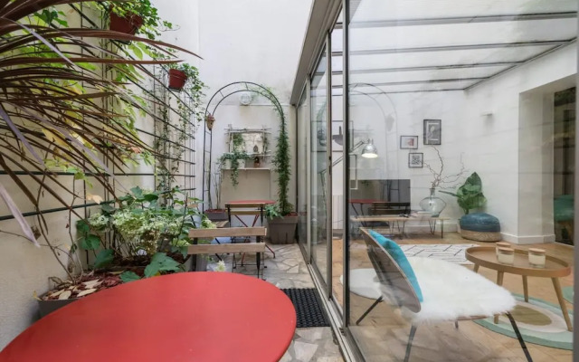 Chic Apartment With Patio - 2br/6p - Le Marais