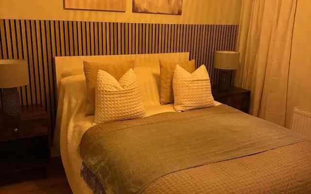 Renovatedapartmentsleeps4-freeparking-tv