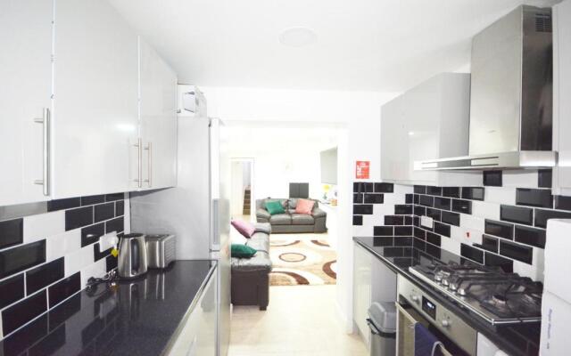 London Zone 2 Three Bedroom Apartment