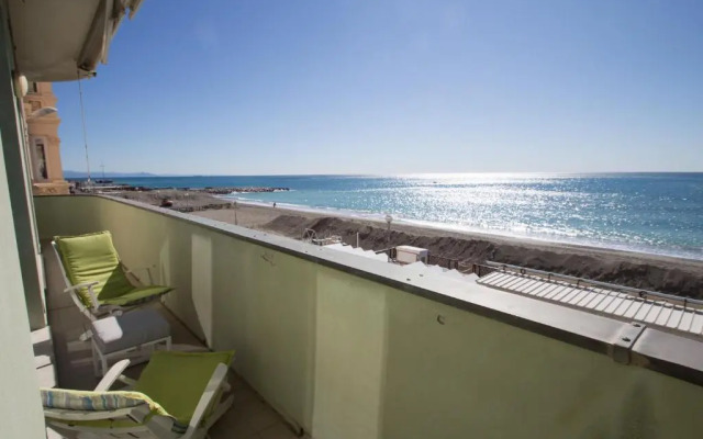 Splendido appartamento fronte mare con box doppio