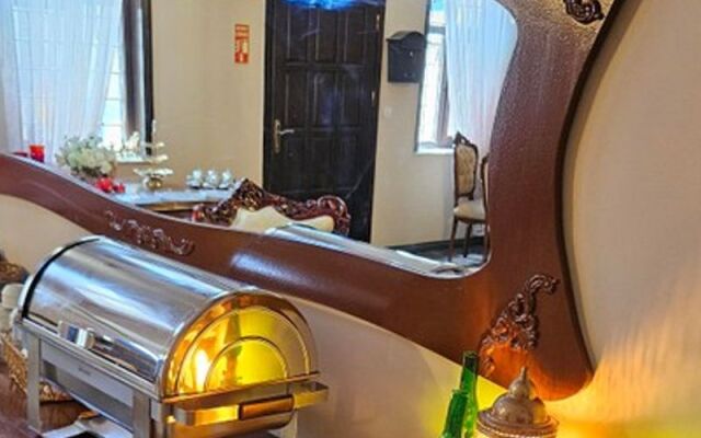 Loost Town Inn Hotel