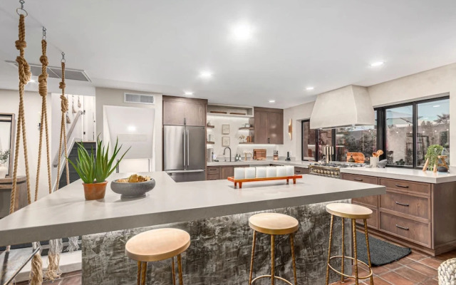 Solanova Designer Oasis With Cocktail Pool Theater