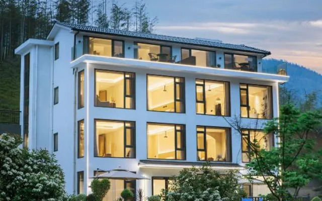 Chuan Summer Riverside Hiking & Rafting · Creamy Designer Poolside Lodge